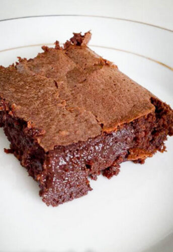 Brownie fondant au chocolat sur une assiette blanche