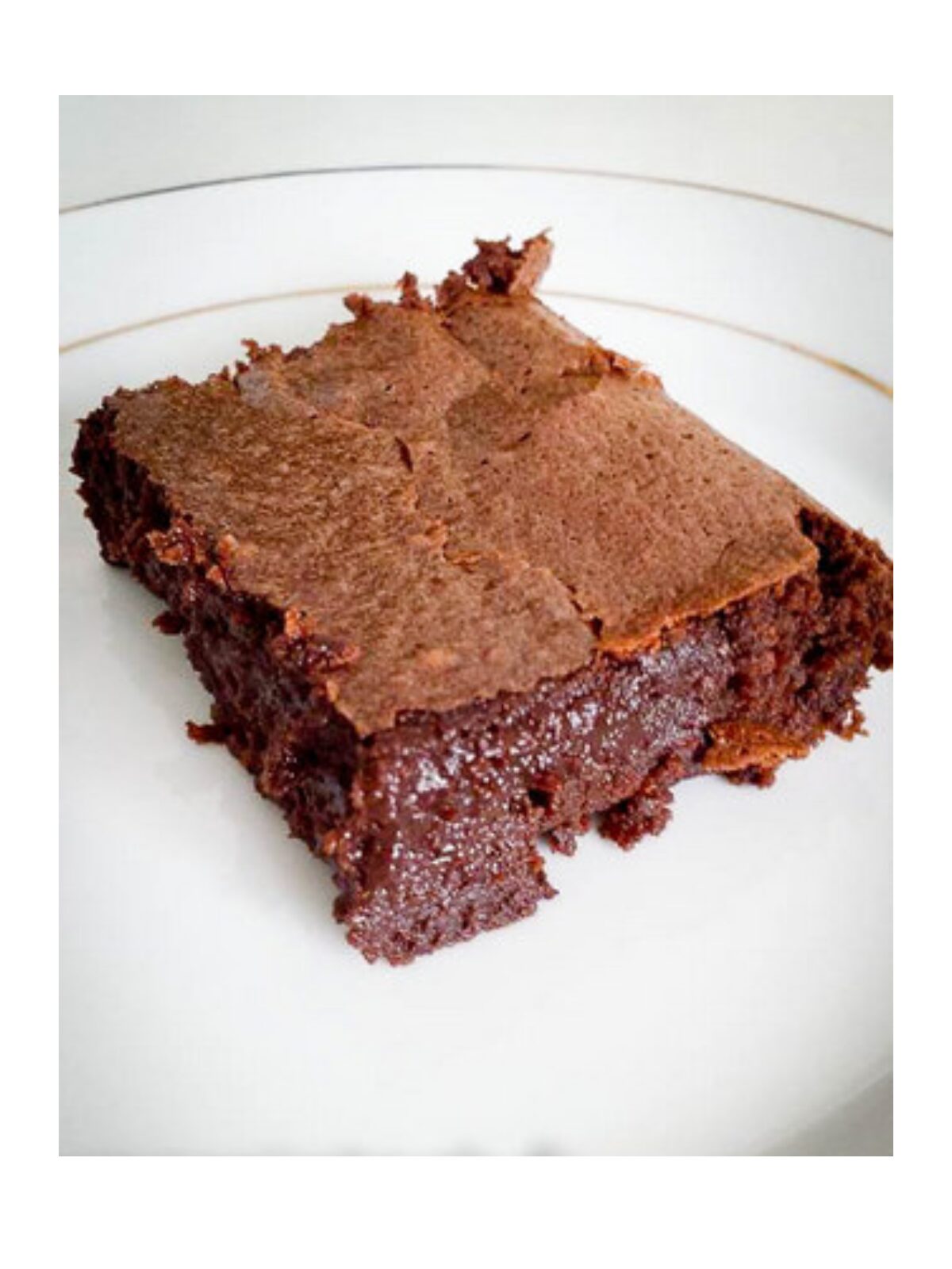 Brownie au chocolat fondant sur assiette blanche.