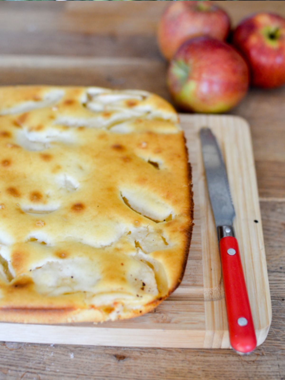 Gâteau aux pommes fait maison avec des pommes fraîches.