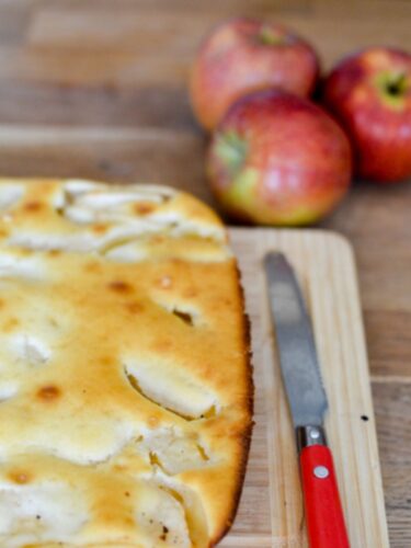 Gâteau aux pommes fait maison, pommes fraîches et couteau.