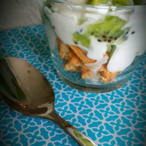 Dessert au kiwi, yaourt et biscuit dans un verre.