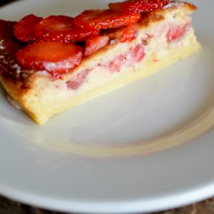 Part de tarte aux fraises sur assiette