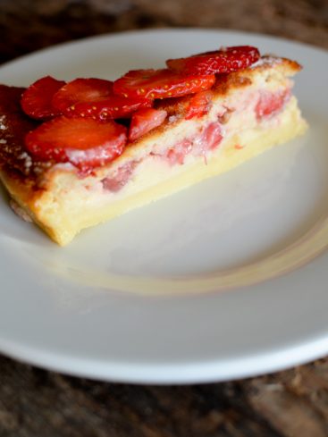 Part de tarte aux fraises sur assiette