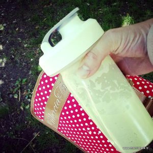 Shaker de protéine et sac à pois rouges.