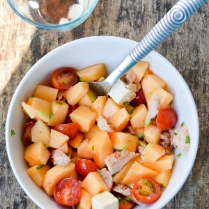 Salade fraîcheur : melon, tomates cerises, poulet et mozzarella.