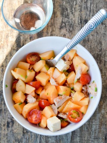 Salade fraîcheur : melon, tomates cerises, poulet et mozzarella.