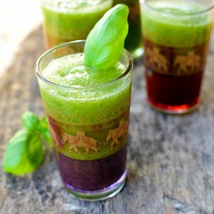 Smoothies verts et violets avec basilic frais.