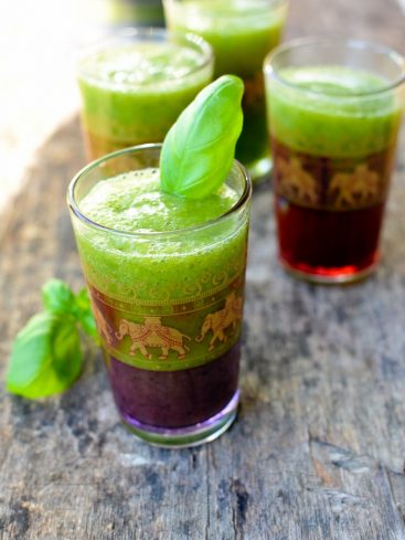 Smoothies verts et violets avec basilic frais.