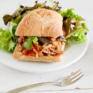 Sandwich à la viande et légumes, salade