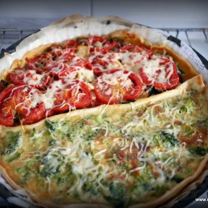 Tarte deux moitiés : tomate et brocoli, fromage râpé.