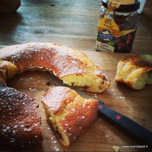 Brioche aux figues de Provence, saupoudrée de sucre glace.
