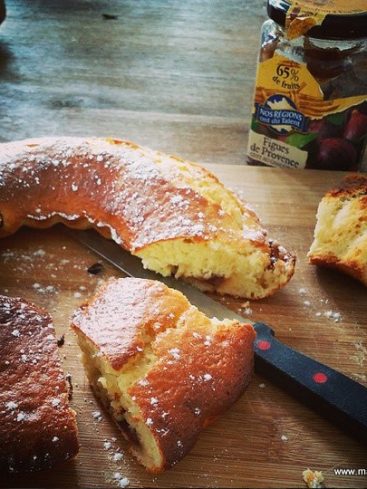 Brioche aux figues de Provence, saupoudrée de sucre glace.