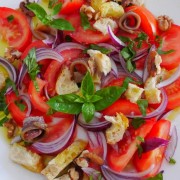 Recette de panzanella, la salade de tomate oignon et pain dur à l'italienne