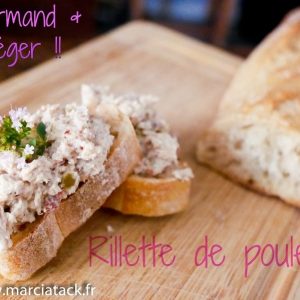Tartines de rillettes de poulet sur planche à découper.
