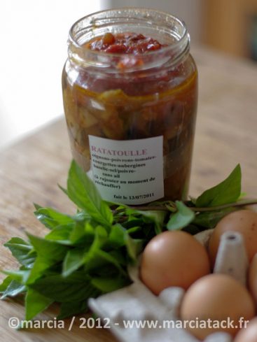 Bocal de ratatouille maison avec oeufs et basilic.