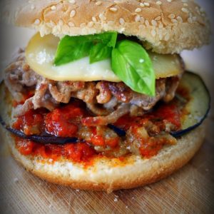 Hamburger gourmet avec aubergine, sauce tomate et basilic.
