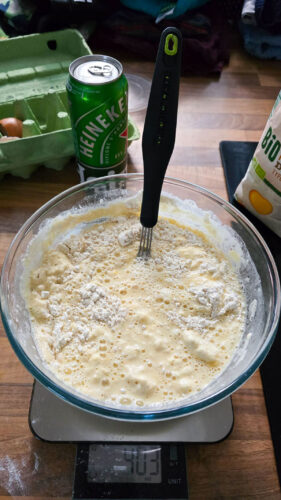 Préparation de pâte à crêpes avec bière et œufs.
