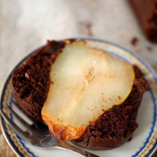 part de gâteau poire chocolat dans une assiette