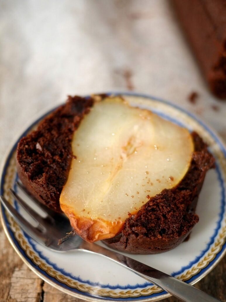part de gâteau poire chocolat dans une assiette