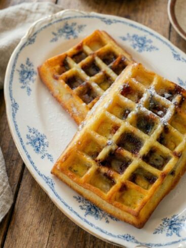 Gaufres belges avec confiture et sucre glace