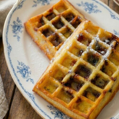 Gaufres belges avec confiture et sucre glace