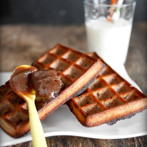 Gaufres avec confiture et verre de lait