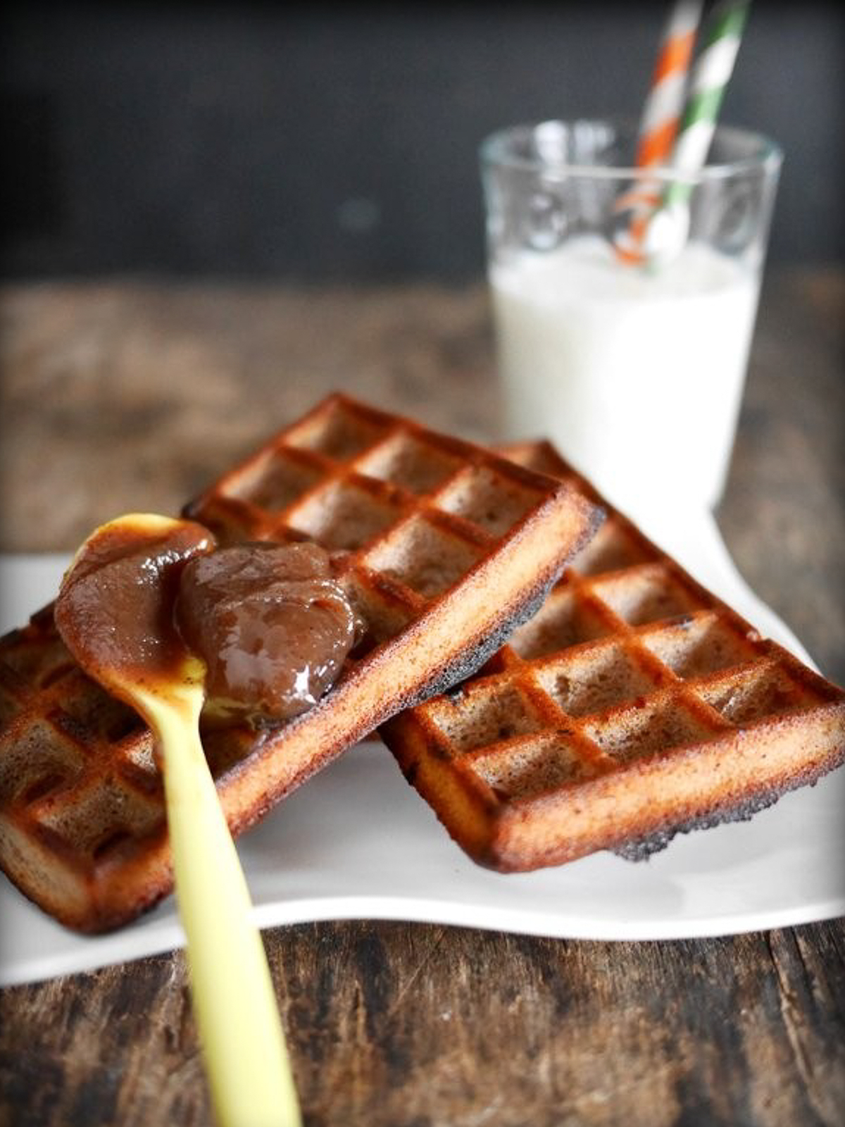 Gaufres avec confiture et verre de lait