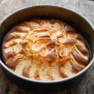 Tarte aux pommes maison dans un moule à gâteau.