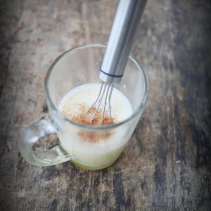 Préparation boisson chaude : lait, épices et fouet