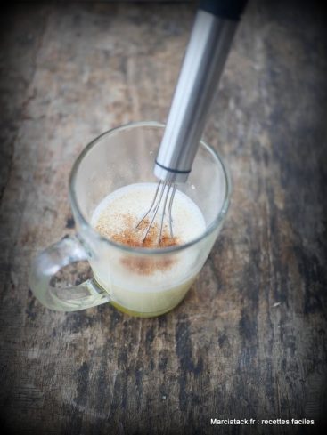 Préparation boisson chaude : lait, épices et fouet