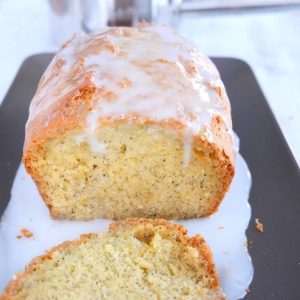 Cake au citron et pavot, glaçage citronné.