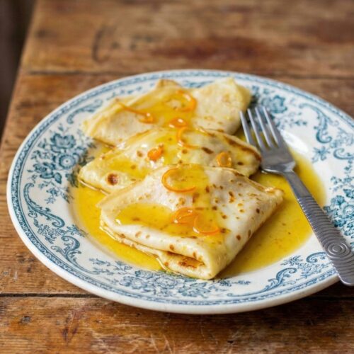 Crêpes Suzette sur assiette décorée avec fourchette