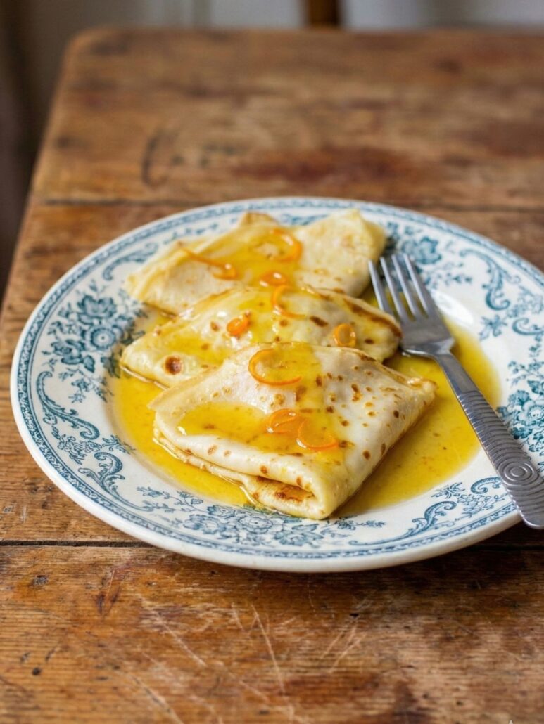 Crêpes Suzette pliées en quatre, sauce caramélisée