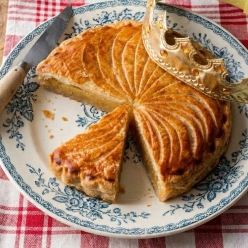 Galette des Rois coupée avec couronne dorée