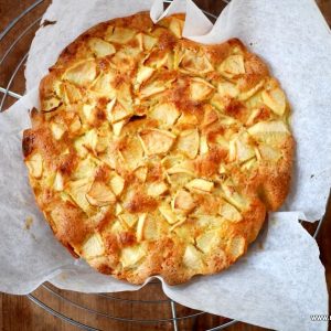 Tarte aux pommes faite maison, vue du dessus.