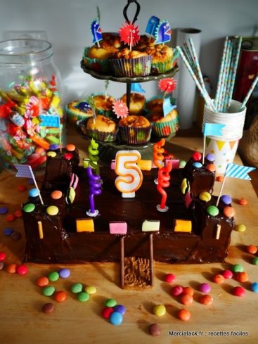 Gâteau anniversaire château chocolat 5 ans, bonbons et cupcakes
