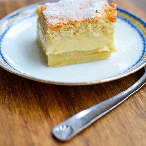 Part de gâteau à la crème et sucre glace