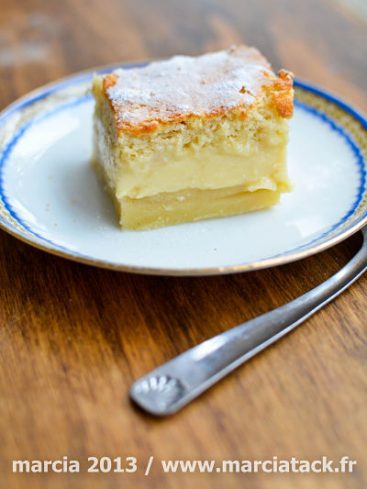 Part de gâteau à la crème et sucre glace