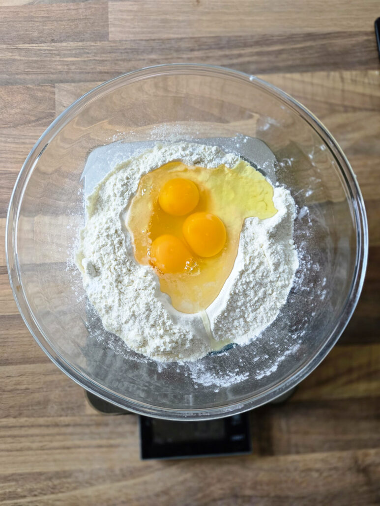 oeufs et farine dans un saladier pour faire une pâte à crêpes