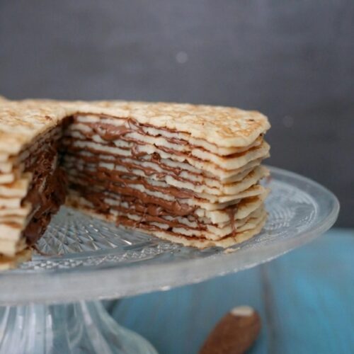 Gâteau de crêpes au chocolat, appétissant et gourmand.