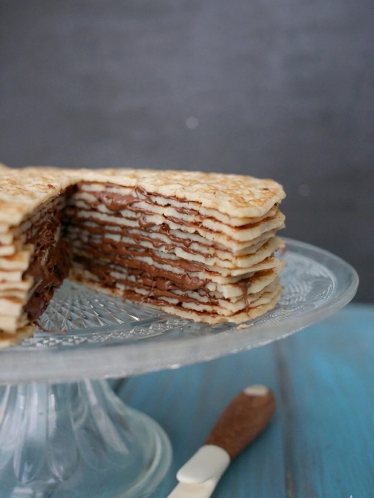 Gâteau de crêpes au chocolat, appétissant et gourmand.