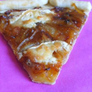 Tarte aux oignons caramélisés et fromage, part individuelle.