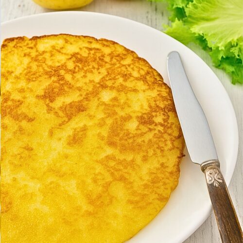 Rösti de pommes de terre avec salade et pommes de terre