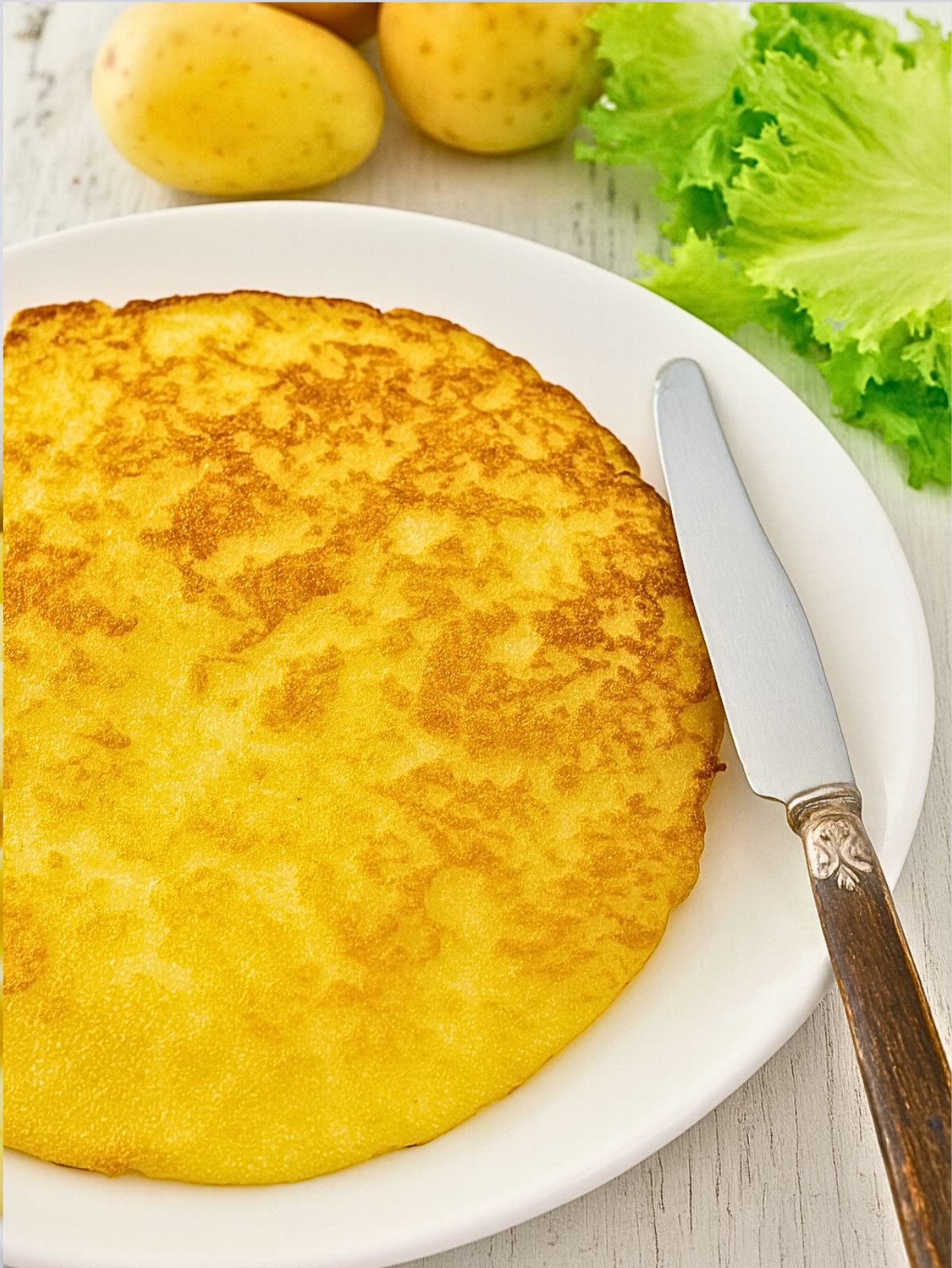 Rösti de pommes de terre avec salade et pommes de terre