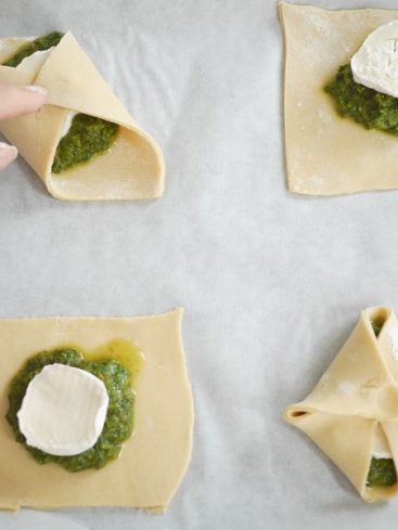 Préparation de feuilletés pesto et chèvre