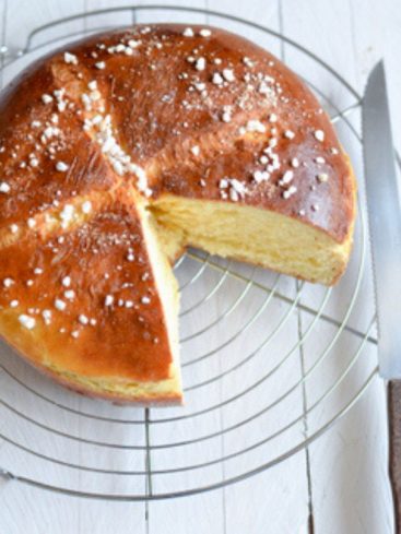 Brioche des rois coupée, sucre perlé et couteau.