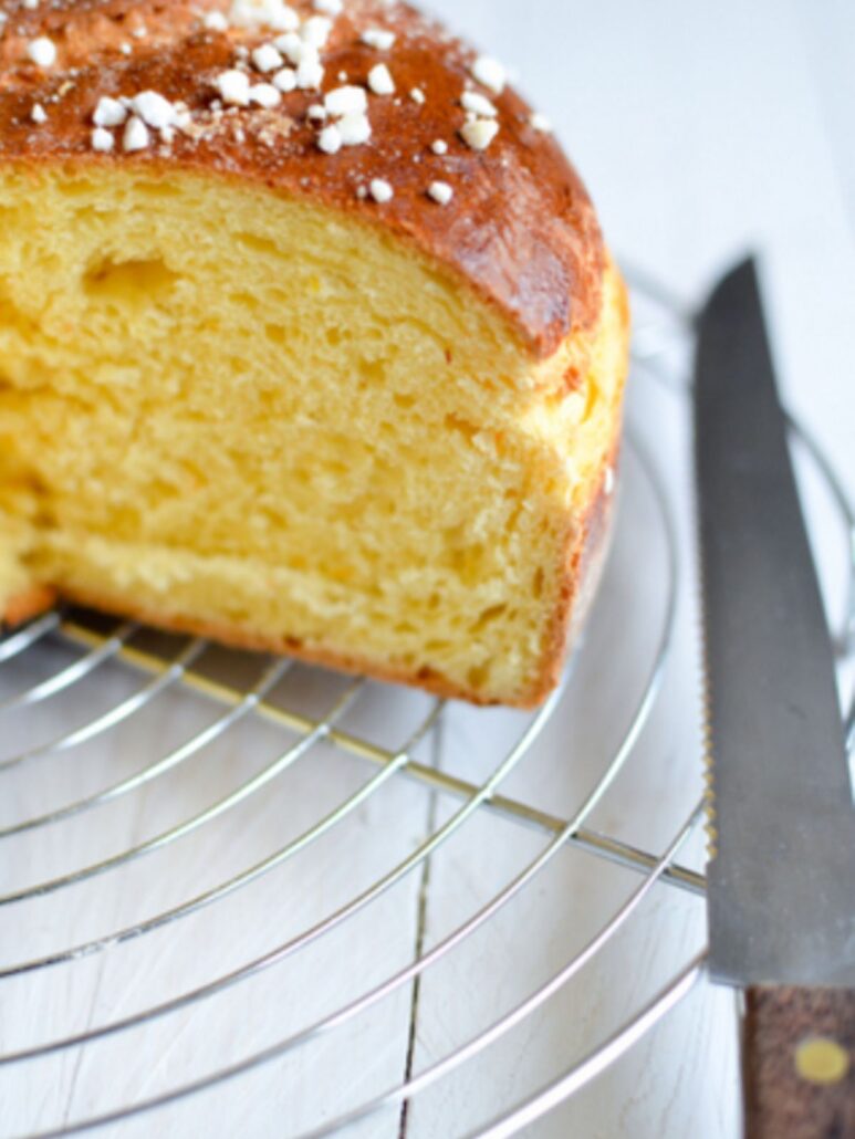 Brioche Mouna de Pâques découpée avec une belle mie moelleuse