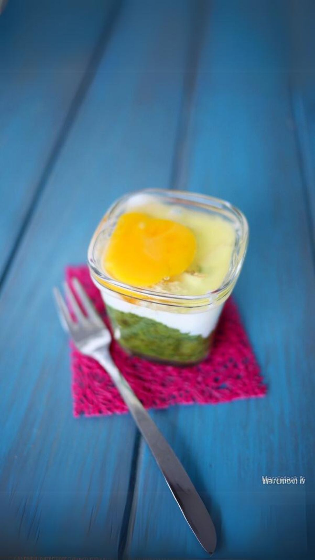 Verrine colorée avec oeuf, épinards, et fourchette
