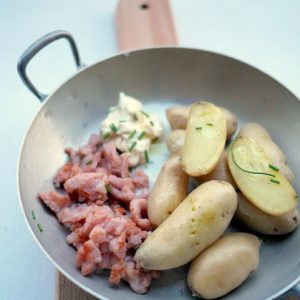 Pommes de terre grenaille, crevettes roses et crème fraîche