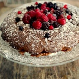 Gâteau au chocolat et fruits rouges, saupoudré de sucre